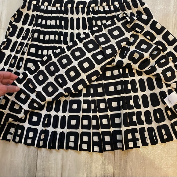 Banana Republic Black and White Geometric Print Pleated Elastic Waist Skirt - Picture 4 of 9